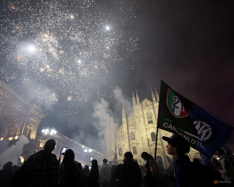 WRAPUP 1-Napoli secure Champions League spot as Juventus stumble against Fiorentina