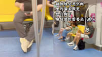 Is Putting Your Bag On The Floor On The MRT A Singaporean Thing? This Foreigner Was Impressed