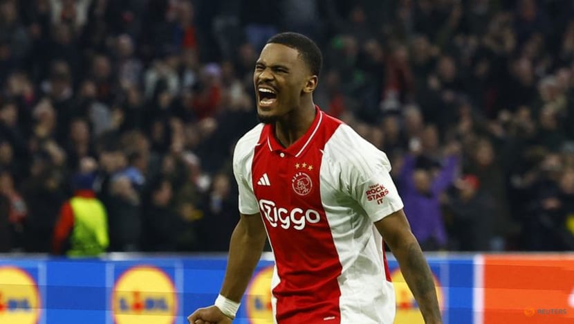 Chelsea sign Dutch defender Hato from Ajax