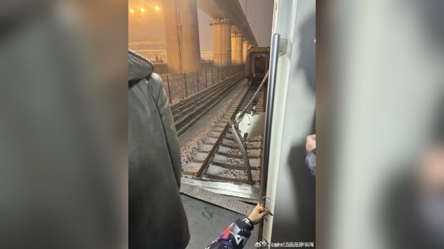 北京地铁车厢“裂开”两段 逾30乘客受伤