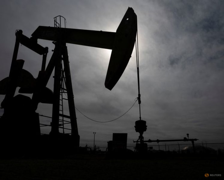 Oil settles down 2% on weak demand outlook, hefty US crude build