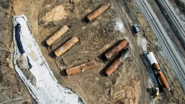 美国一列运载危险物品货运列车在亚利桑那州脱轨