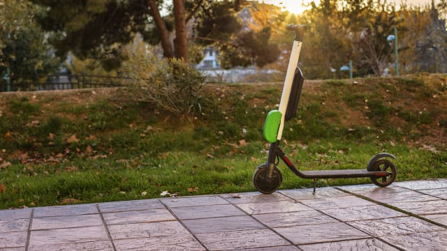 男子疑似偷窃个人代步工具 凌晨骑行摔倒送院