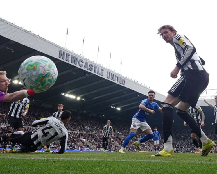 Sunderland stun Newcastle with late Brobbey winner in dramatic Tyne-Wear derby