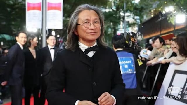 名导陈可辛出车祸，开越野车失控冲上人行道！