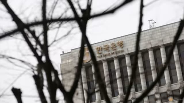 韩国男子求职考试撞期 竟派双胞胎哥哥代考