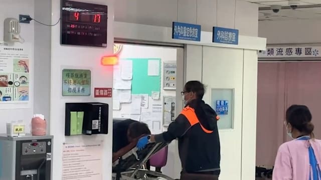  台湾兄弟起争执 哥哥头腹遭弟弟持刀捅伤