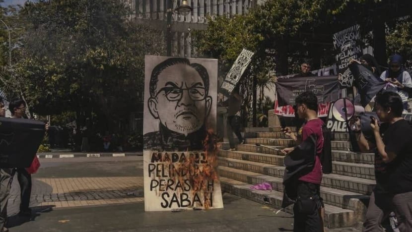 Sabah student activists face police probe after caricature of PM Anwar set ablaze in anti-graft rally Sabah student activists face police probe after caricature of PM Anwar set ablaze in anti-graft rally