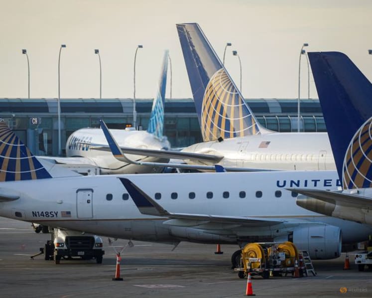 White House warns shutdown could trigger holiday air travel chaos