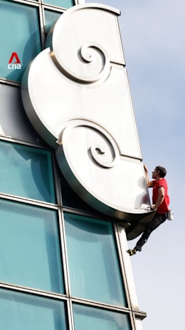 American rock climber Alex Honnold free-climbs Taipei 101