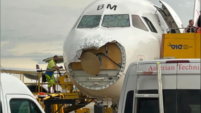 途中遇冰雹损机鼻砸机窗 奥航空机长急发求救信号