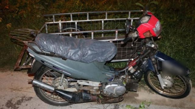 马国12岁男童骑车载六人 意外坠河导致女婴溺死