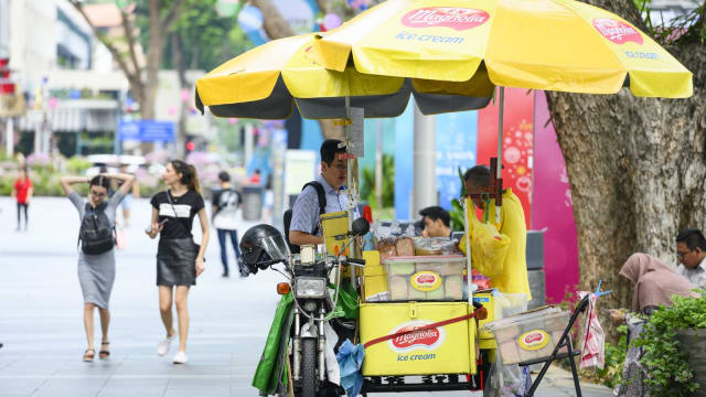 我国“风景线”冰淇淋摊贩 活跃人数只剩约80人