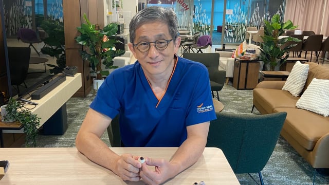 非眼科医生却精于义眼制作 本地牙医助千名失明者重拾尊严