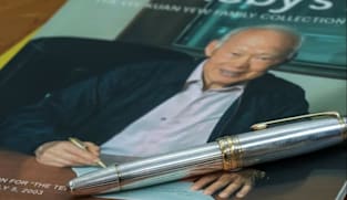 Pen milik Lee Kuan Yew dijual pada harga S$461,500 selepas 111 bidaan