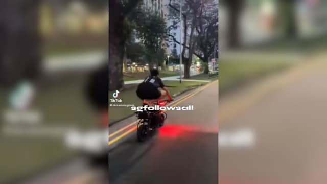 青年蹲在坐垫上骑车 危险姿势引热议