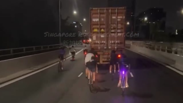 五脚踏车骑士未戴头盔尾随集装箱卡车 网民：都在“玩命”！