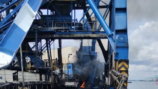 柔佛发电厂起重机倒塌夺两命 管工对岸拍视频惊悉女婿遇难