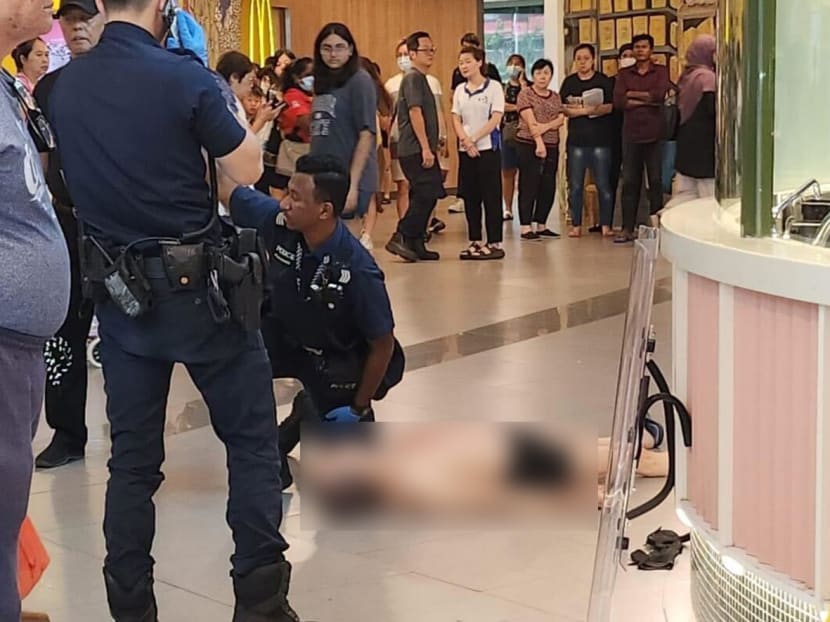 Crowds of onlookers at a stabbing scene in Sun Plaza on Jan 15, 2024.