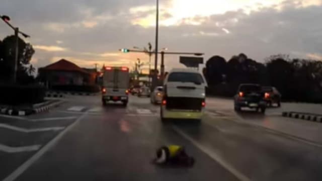 泰男童从校车跌落路中央 原因不止门锁故障