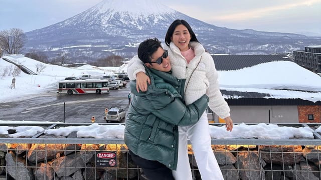 与赵岱新雪山前甜蜜拥抱　周兴哲宣布即将当爸爸！