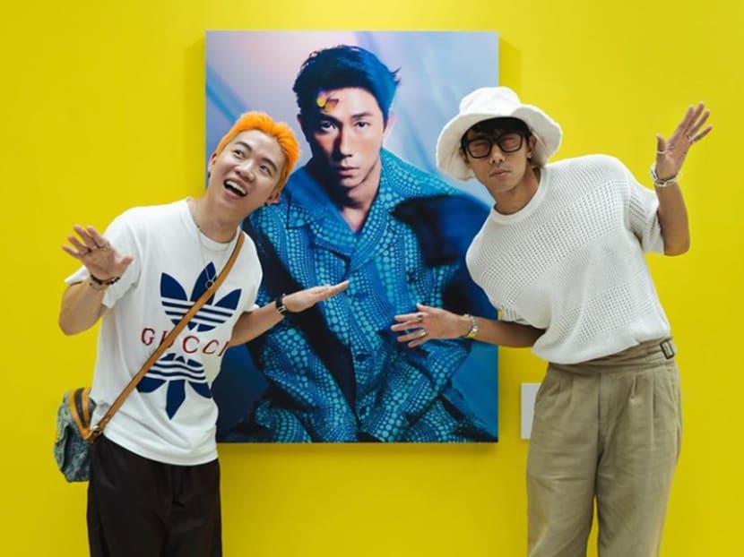 One of Singapore’s hottest celebrity photographers right now has Desmond Tan to thank for his big break