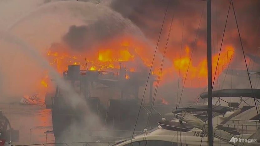 16 kapal mewah dijilat api di Hong Kong; 35 orang diselamatkan 16 kapal mewah dijilat api di Hong Kong; 35 orang diselamatkan
