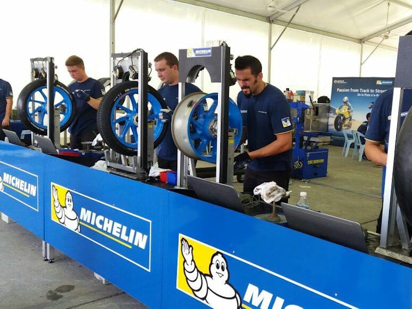 When tidy desks challenge messy creativity