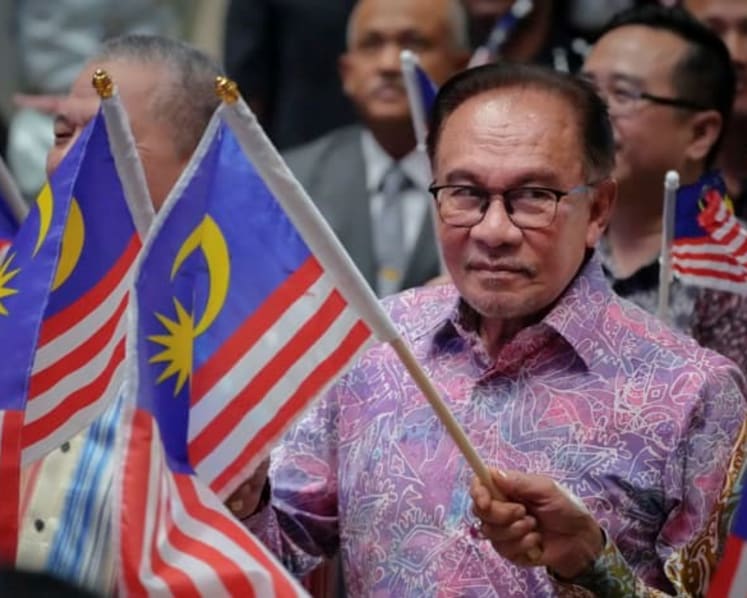 Setahun kerajaan PM Anwar:  Prestasi ekonomi pada landasan betul walau populariti merosot 