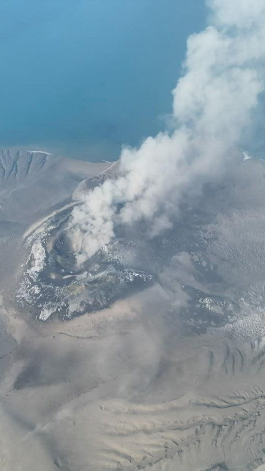 Jakarta airport suspends flights due to Mount Anak Krakatau ash