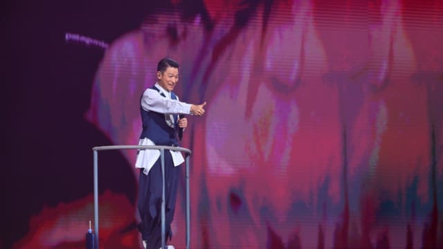 刘德华上海开唱险滑落高台　惊险画面流出！