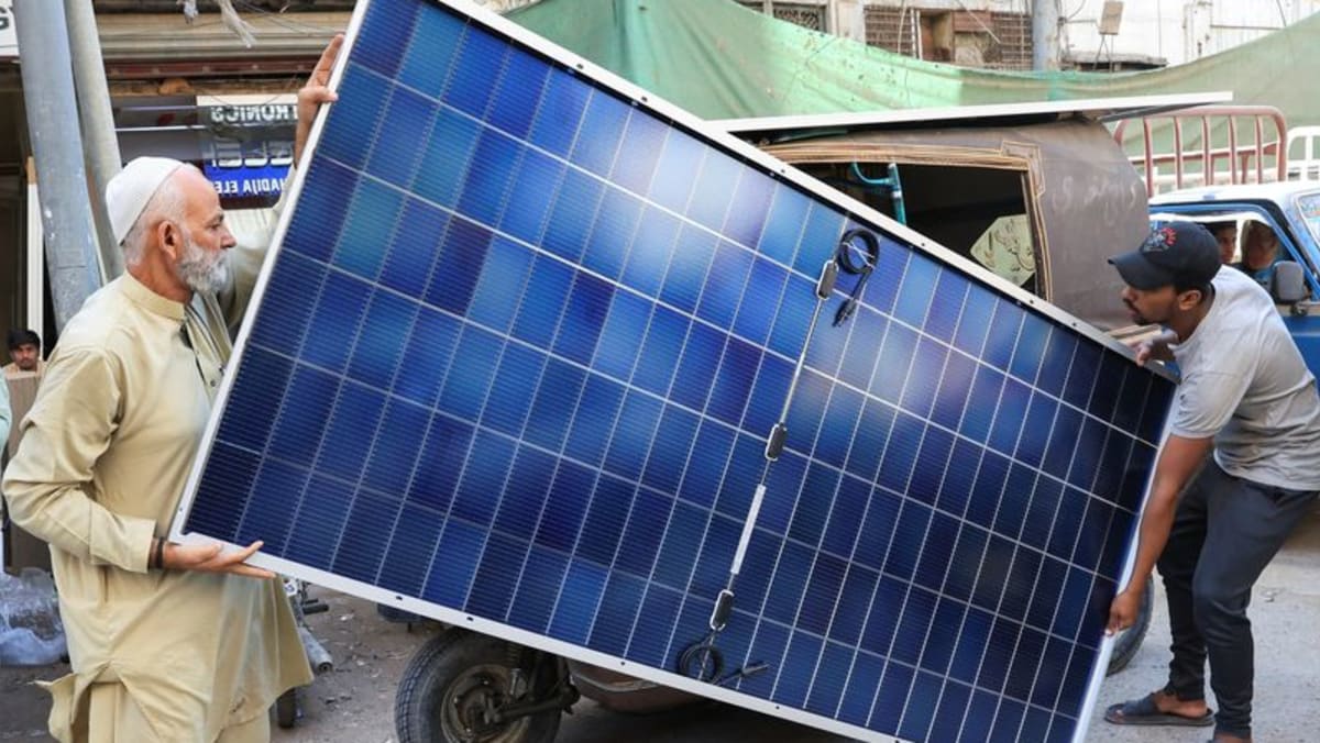 Pakistan’s solar revolution leaves its middle class behind