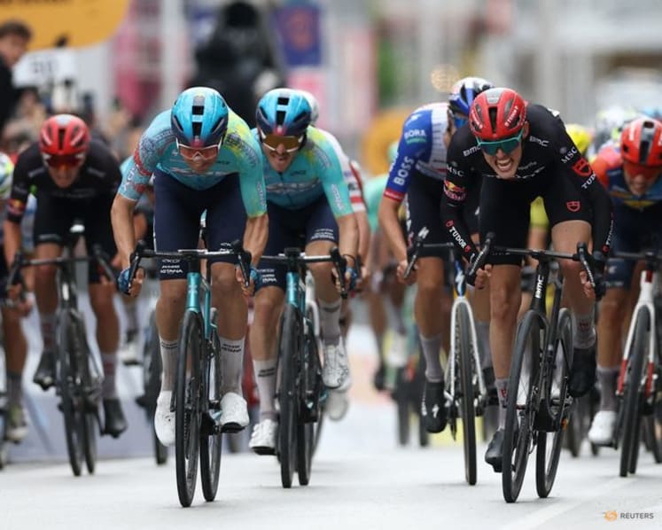 Thomas Silva sprints to victory in Giro stage 2 after nearly 20 riders crash