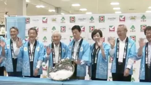 日本经济产业部长到福岛品尝海鲜