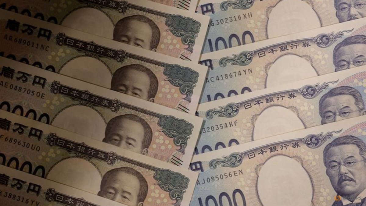 Dollar firms ahead of central bank meetings, steadier stocks stall safe haven play