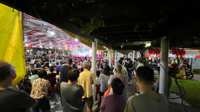 后港歌台场面热爆 逾百观众提早一小时霸位