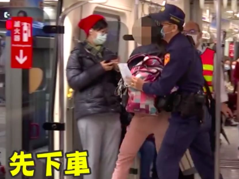 Aaron Yan Lectures Woman Who Refused To Wear A Mask On The Train - TODAY