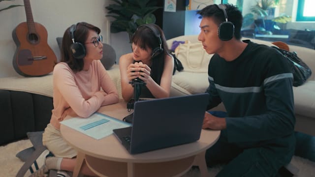 现代人机不离手已成常态！《爱情乱码》演员们与手机的关系是……