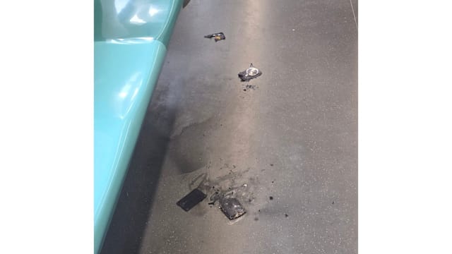 充电宝地铁列车内自燃 女乘客送院