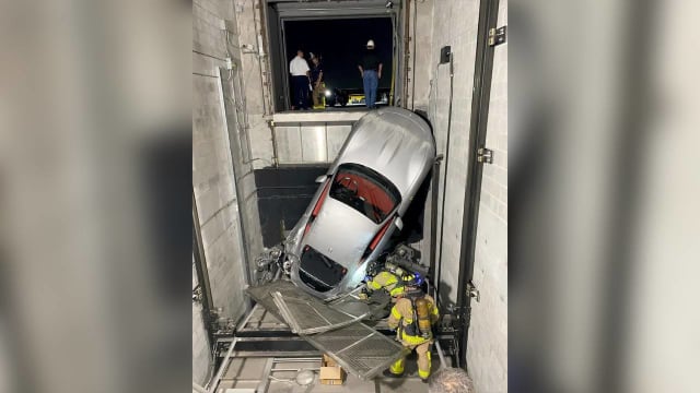 名车经销商电梯故障 30万法拉利掉梯井