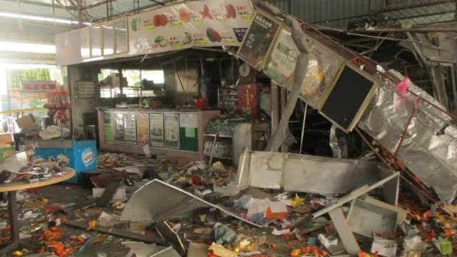 槟城小贩中心爆炸 墙面倒塌屋顶破洞