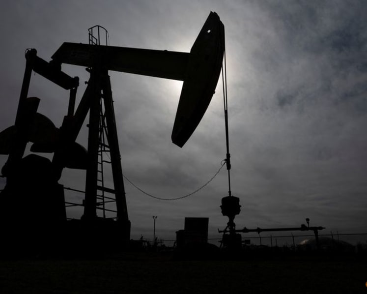 Oil drops on lower demand forecasts despite deadlock in US-Iran talks