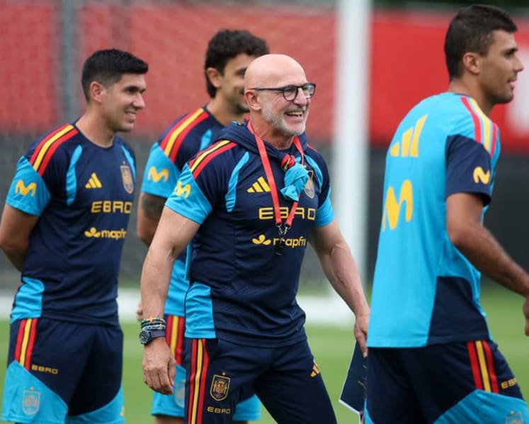 Spain's De la Fuente says they must keep improving ahead of Uruguay clash