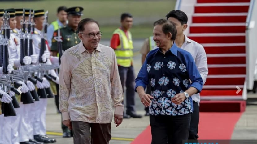 Sultan Brunei pandu sendiri kereta, bawa Anwar Ibrahim ke Pejabat PM 