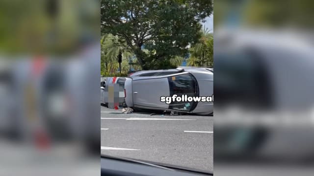 四美车祸轿车侧翻 一人送往医院