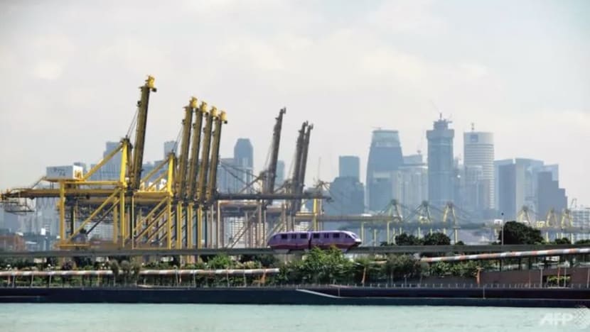 Pemandu lori maut selepas terhumban ke laut di Terminal Keppel