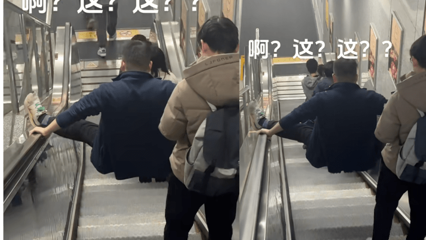 Chinese Man Does Splits On Escalator Handrails; Netizens Aren’t Pleased About It: “I Really Feel Like Kicking Him” Chinese Man Does Splits On Escalator Handrails; Netizens Aren’t Pleased About It: “I Really Feel Like Kicking Him”