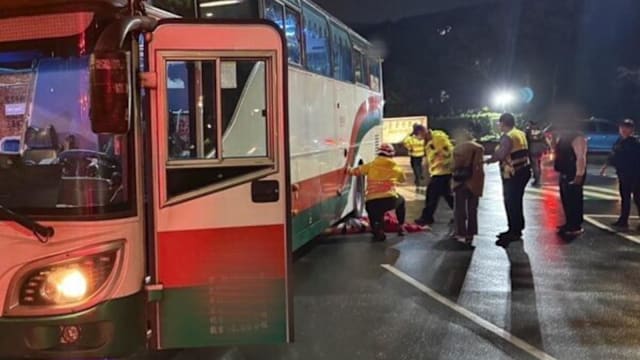 台湾大学生人行道遭巴士辗压 下半身卷入车底重创