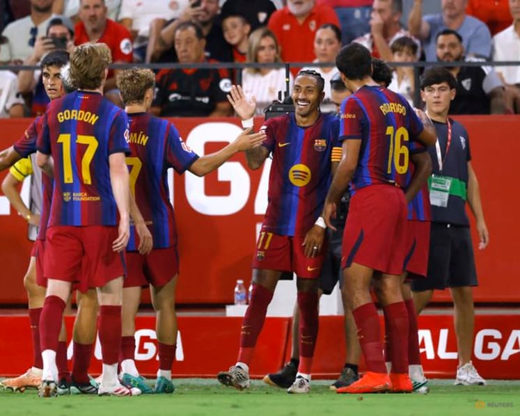 'Alvarez is in the past', says Deco as Barcelona embrace Raphinha reinvention