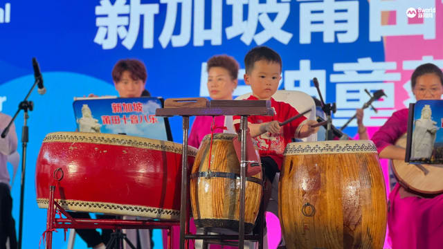 中国网红三岁神童来新演出 爷爷亲上阵伴随助壮胆